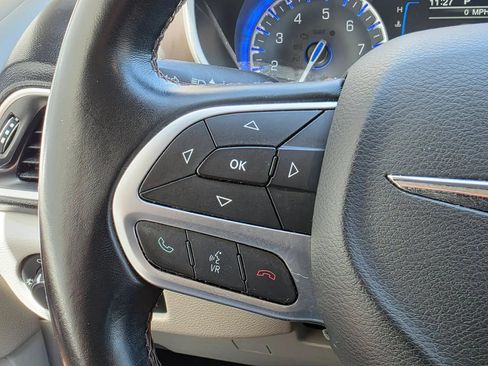 Used 2017 Chrysler Pacifica Touring-L FWD image 23