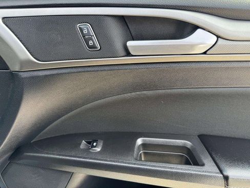 Used 2020 Ford Fusion SE image 40