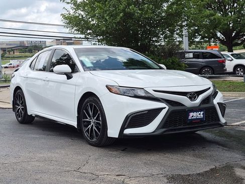 Used 2022 Toyota Camry SE FWD image 3