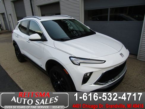 Used 2025 Buick Encore GX Sport Touring FWD image 1