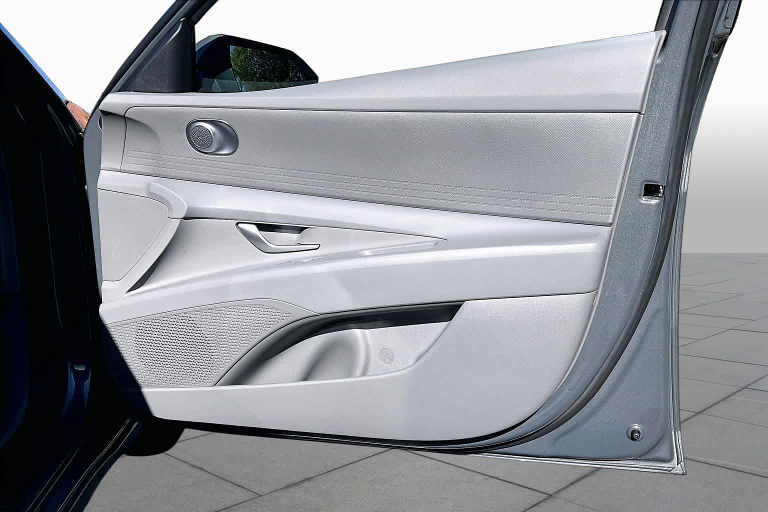Used 2026 Hyundai Elantra SE FWD image 23