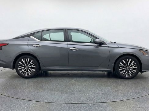 Used 2025 Nissan Altima 2.5 SV FWD image 11