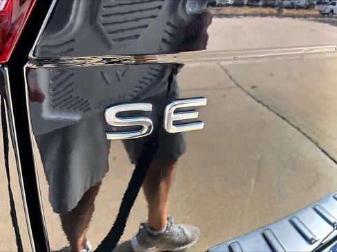 Used 2022 Volkswagen Tiguan SE image 9