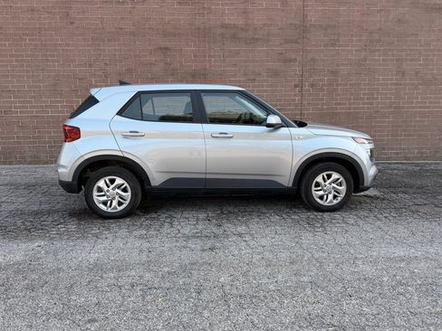 Used 2022 Hyundai Venue SE image 6