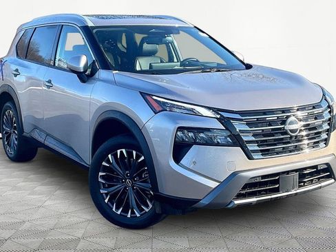 Used 2025 Nissan Rogue SL w/ Tech Package image 3