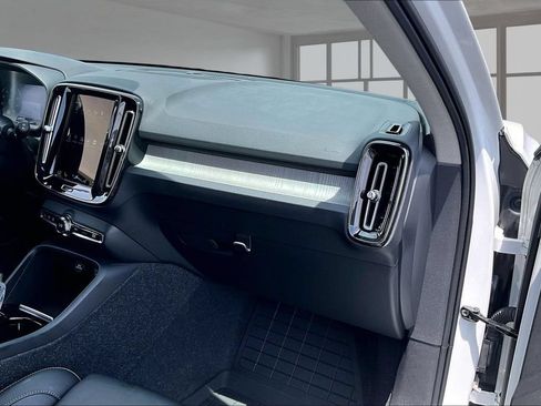 Used 2022 Volvo XC40 T5 Inscription w/ Advanced Package AWD/4WD image 17