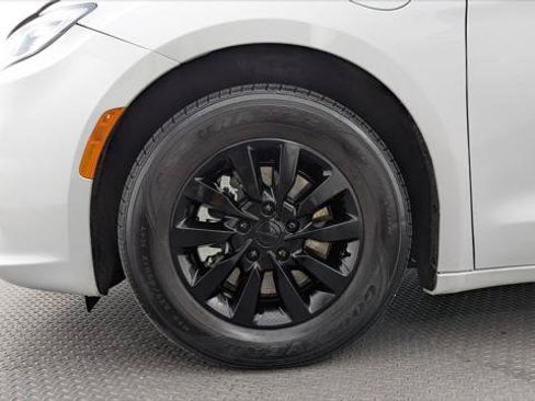 Used 2023 Chrysler Pacifica Limited FWD image 30