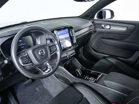 Certified 2025 Volvo XC40 B5 Plus image 6