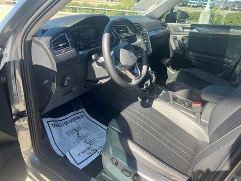 Used 2023 Volkswagen Tiguan SE image 11