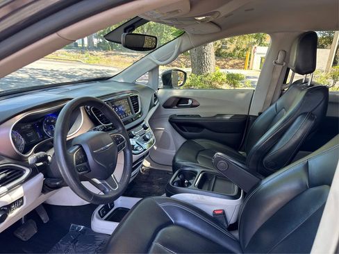 Used 2020 Chrysler Voyager Lxi image 9