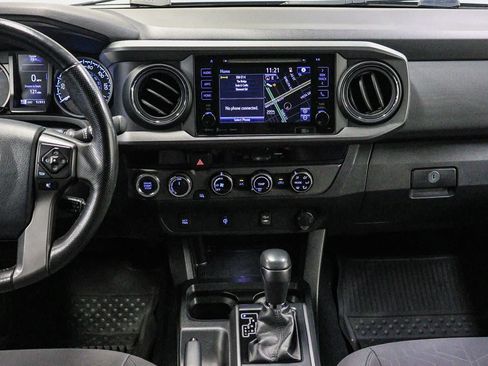 Used 2017 Toyota Tacoma TRD Off-Road AWD/4WD image 14