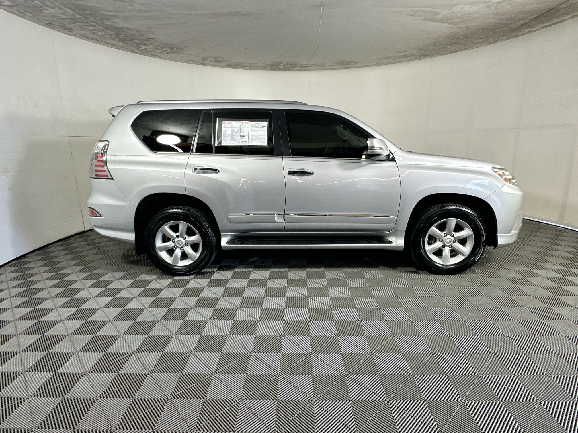Used 2016 Lexus GX 460 w/ Navigation Package AWD/4WD image 2