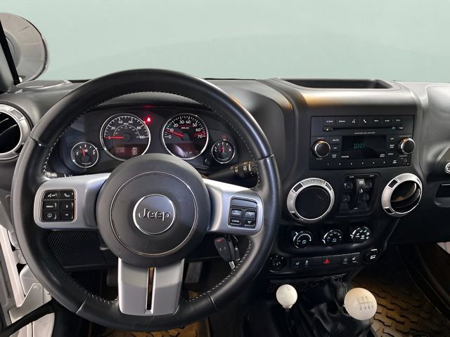 Used 2015 Jeep Wrangler Unlimited Rubicon AWD/4WD image 12