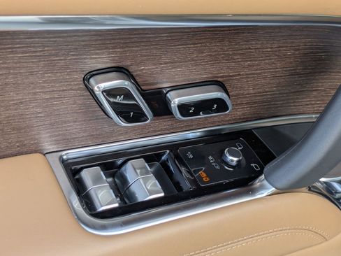 Certified 2023 Land Rover Range Rover SE image 13