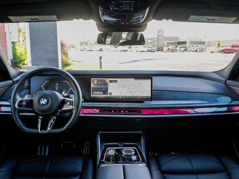 Used 2023 BMW 740i image 11