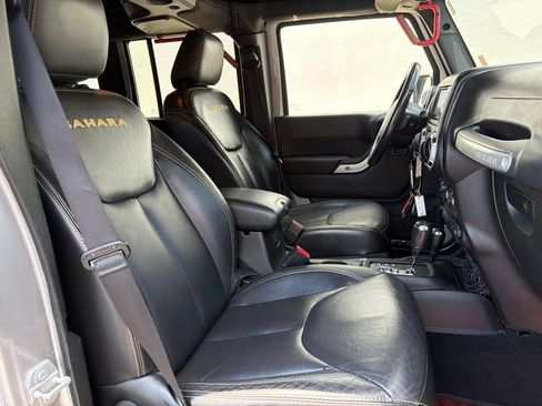 Used 2015 Jeep Wrangler Unlimited Sahara w/ Connectivity Group AWD/4WD image 30