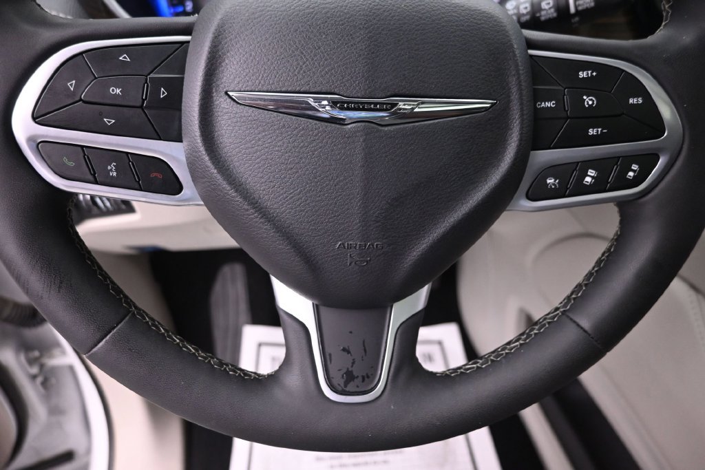 Used 2024 Chrysler Pacifica Limited FWD image 21