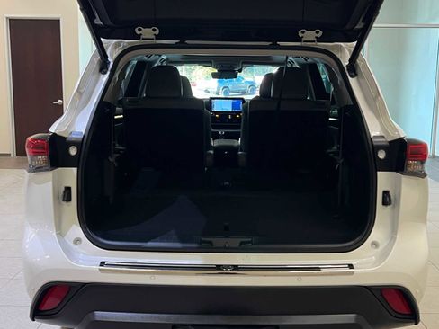 Certified 2020 Toyota Highlander Limited Platinum image 31