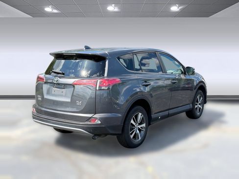 Used 2018 Toyota RAV4 XLE AWD/4WD image 7