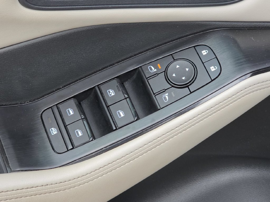 Used 2025 Nissan Rogue SV AWD/4WD image 13
