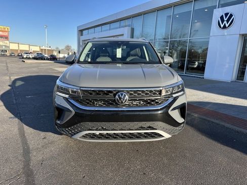 New 2024 Volkswagen Taos SE image 2