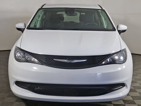 Used 2023 Chrysler Voyager LX FWD image 9