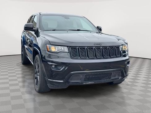 Used 2019 Jeep Grand Cherokee Altitude AWD/4WD image 4