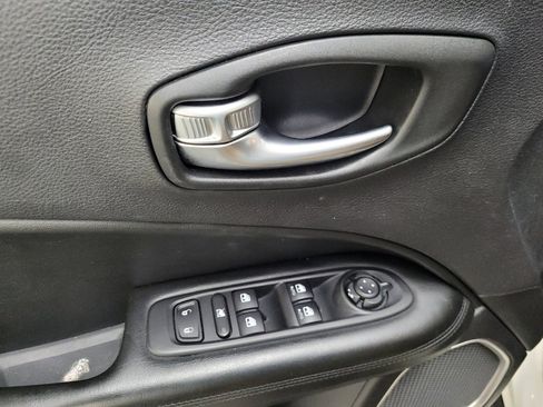 Used 2019 Jeep Compass Latitude AWD/4WD image 27