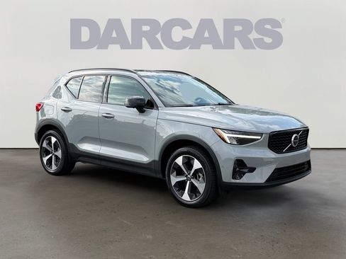 Certified 2025 Volvo XC40 B5 Plus AWD/4WD image 1