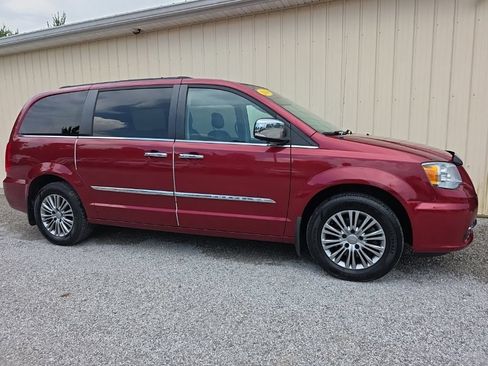 Used 2014 Chrysler Town & Country Touring-L w/ Driver Convenience Group FWD image 4
