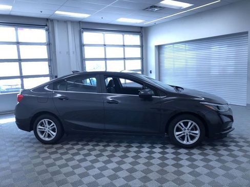 Used 2017 Chevrolet Cruze LT image 33
