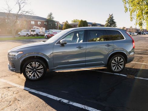 Used 2022 Volvo XC90 T6 Momentum w/ Climate Package image 4