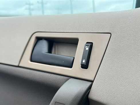 Used 2010 Ford Focus SE image 12