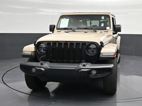 Used 2022 Jeep Gladiator Sport AWD/4WD image 6