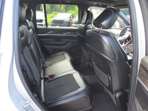 Used 2026 Jeep Grand Cherokee Altitude AWD/4WD image 14
