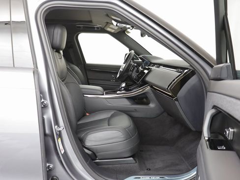 Used 2025 Land Rover Range Rover Sport SE image 16