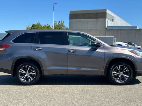 Used 2017 Toyota Highlander LE w/ Carpet Mat Package AWD/4WD image 6