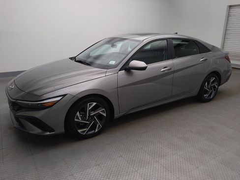 Used 2025 Hyundai Elantra SEL FWD image 2