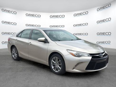 Used 2015 Toyota Camry SE w/ Moonroof Package FWD image 1
