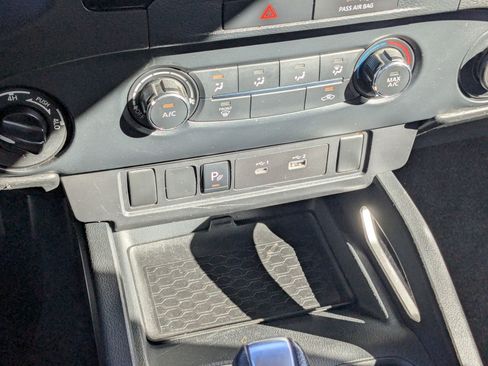 Used 2022 Nissan Frontier SV w/ Technology Package image 24