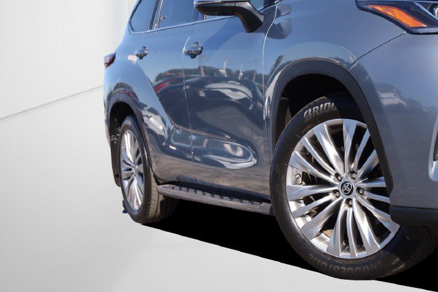 Used 2024 Toyota Highlander Platinum FWD image 3