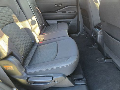 Used 2022 Nissan Pathfinder SV image 15