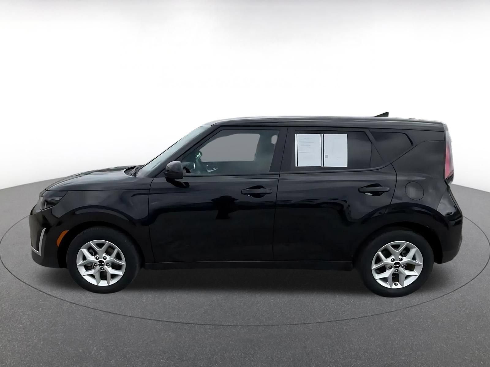 Used 2025 Kia Soul LX w/ LX Technology Package FWD image 8