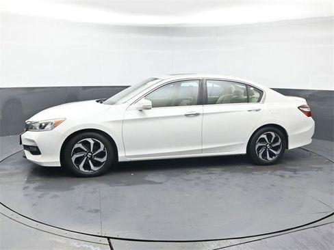 Used 2017 Honda Accord EX image 2