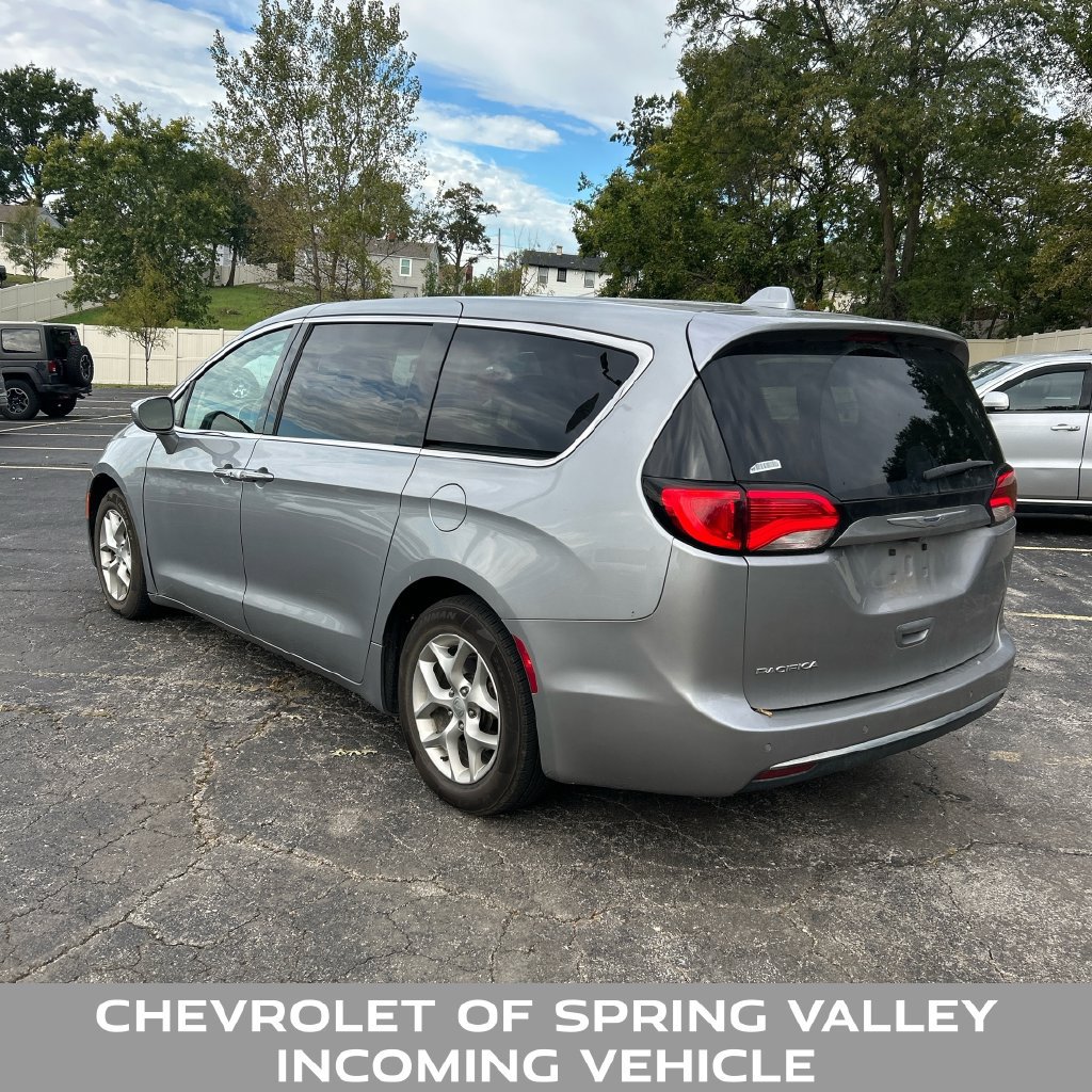 Used 2018 Chrysler Pacifica Touring Plus w/ Tire & Wheel Group FWD image 2