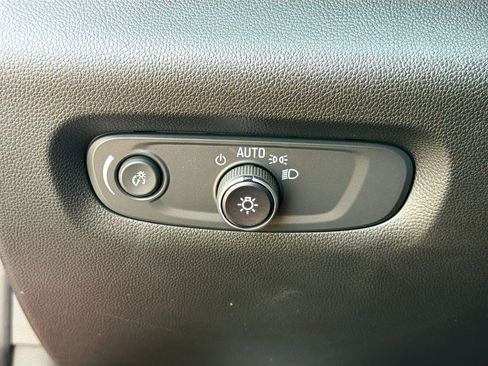 Used 2023 Chevrolet Traverse Premier image 37