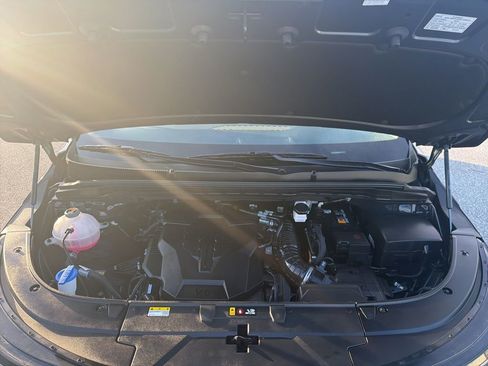 Used 2025 Kia Carnival image 12