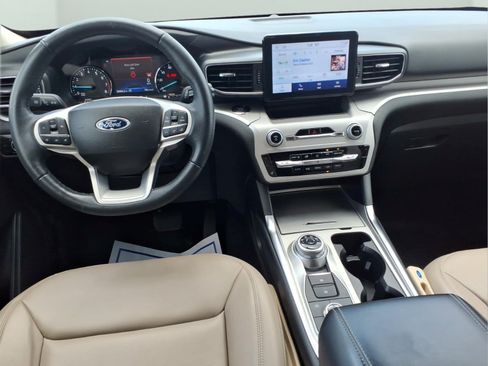 Used 2023 Ford Explorer XLT w/ Equipment Group 202A AWD/4WD image 9