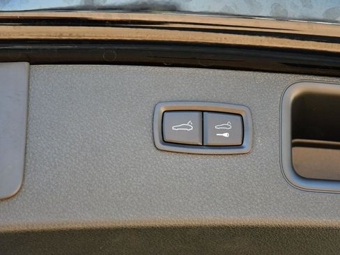 Used 2024 Porsche Macan AWD/4WD image 31
