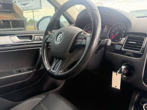 Used 2016 Volkswagen Touareg Sport AWD/4WD image 16